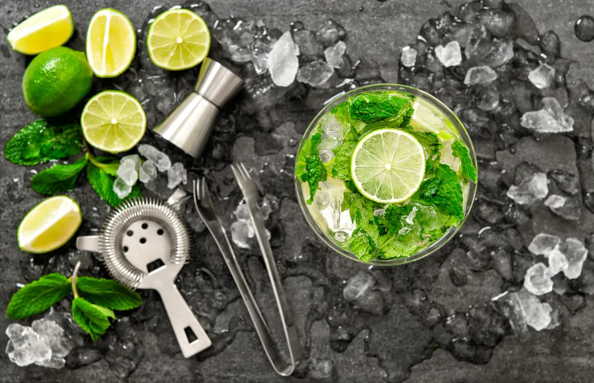 Entdecken Sie die Geheimnisse hinter den besten Drinks und werden Sie zum Star-Barkeeper in Ihrem Freundeskreis mit unseren professionellen Cocktailkursen.
